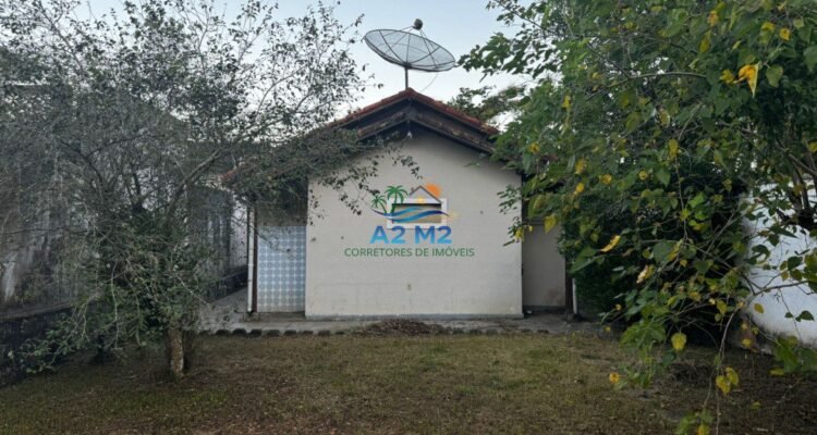 Casa na Praia – 02 lotes – 03 dormitórios – Quintal Grande – 01 quadra da Praia da Cocanha