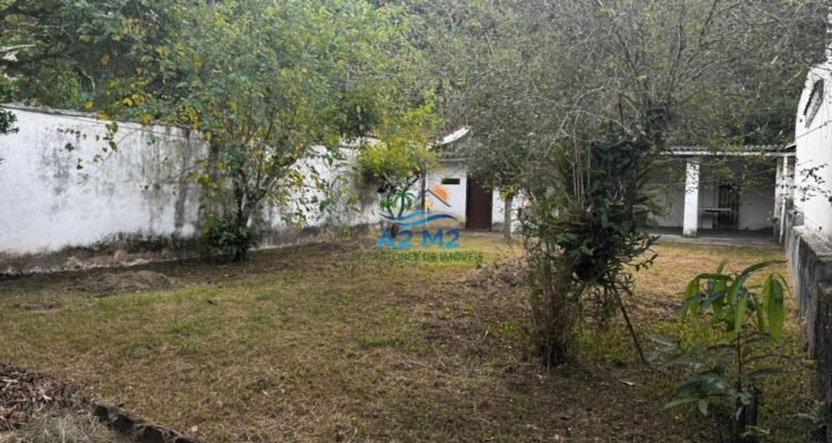 Casa na Praia – 02 lotes – 03 dormitórios – Quintal Grande – 01 quadra da Praia da Cocanha