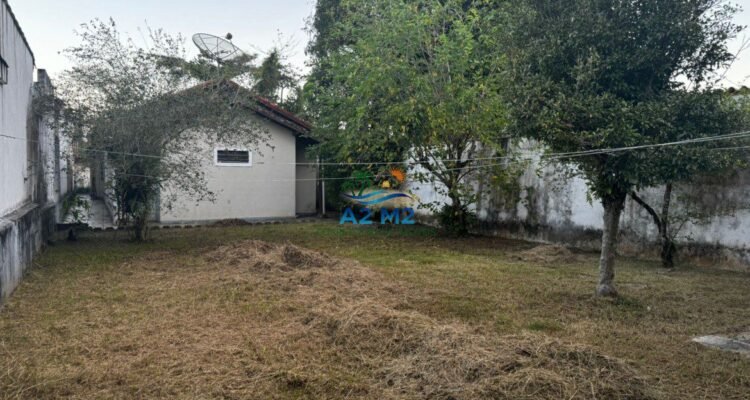 Casa na Praia – 02 lotes – 03 dormitórios – Quintal Grande – 01 quadra da Praia da Cocanha