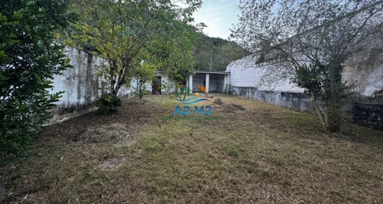 Casa na Praia – 02 lotes – 03 dormitórios – Quintal Grande – 01 quadra da Praia da Cocanha