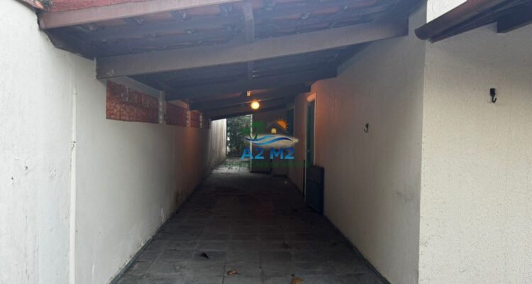 Casa na Praia – 02 lotes – 03 dormitórios – Quintal Grande – 01 quadra da Praia da Cocanha