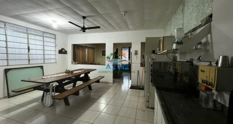 Casa na Praia – 02 lotes – 03 dormitórios – Quintal Grande – 01 quadra da Praia da Cocanha