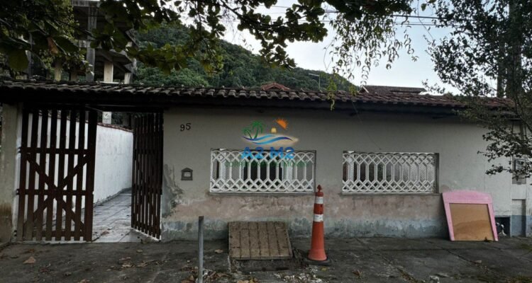 Casa na Praia – 02 lotes – 03 dormitórios – Quintal Grande – 01 quadra da Praia da Cocanha