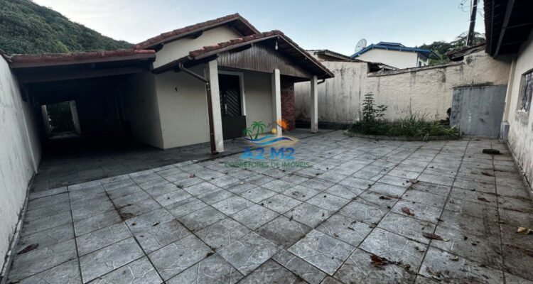 Casa na Praia – 02 lotes – 03 dormitórios – Quintal Grande – 01 quadra da Praia da Cocanha