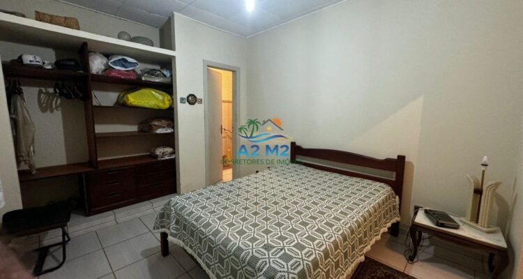 Casa na Praia – 02 lotes – 03 dormitórios – Quintal Grande – 01 quadra da Praia da Cocanha