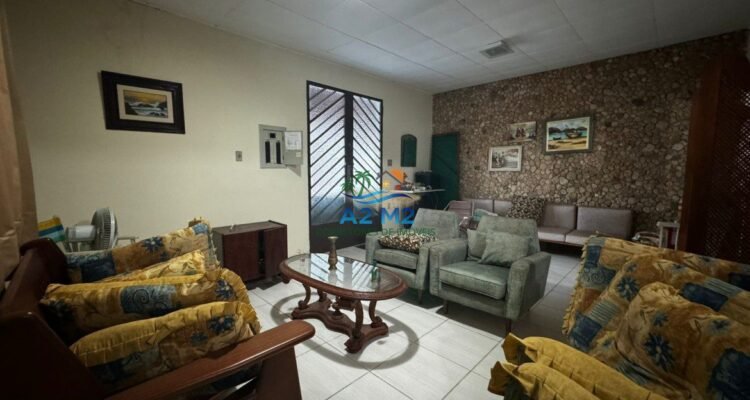 Casa na Praia – 02 lotes – 03 dormitórios – Quintal Grande – 01 quadra da Praia da Cocanha