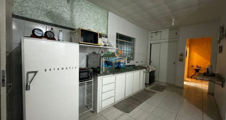 Casa na Praia – 02 lotes – 03 dormitórios – Quintal Grande – 01 quadra da Praia da Cocanha