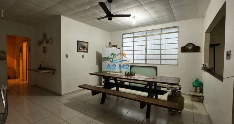 Casa na Praia – 02 lotes – 03 dormitórios – Quintal Grande – 01 quadra da Praia da Cocanha