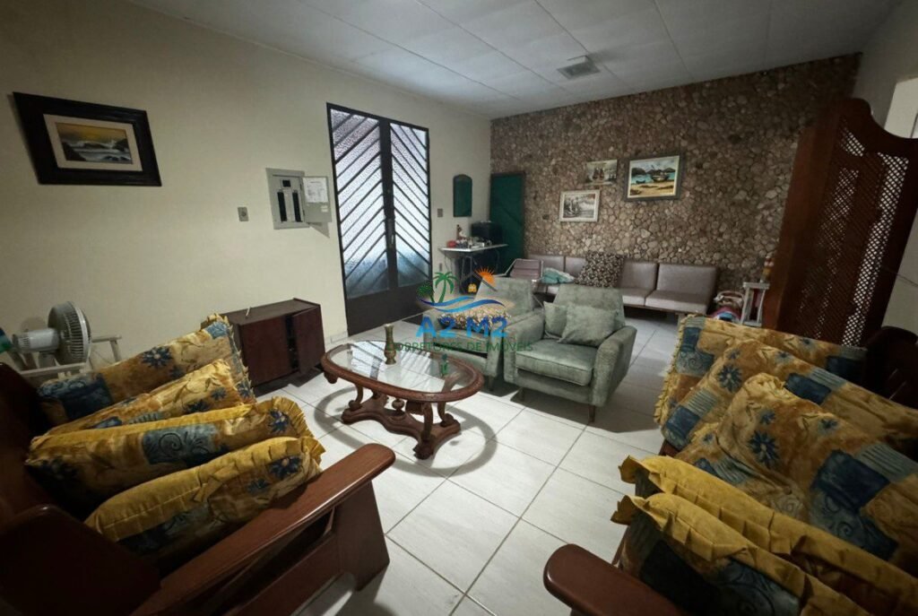 Casa na Praia – 02 lotes – 03 dormitórios – Quintal Grande – 01 quadra da Praia da Cocanha