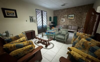 Casa na Praia – 02 lotes – 03 dormitórios – Quintal Grande – 01 quadra da Praia da Cocanha