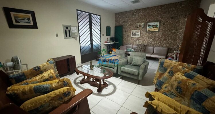 Casa na Praia – 02 lotes – 03 dormitórios – Quintal Grande – 01 quadra da Praia da Cocanha