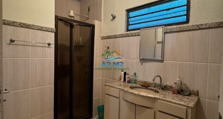 Casa na Praia – 02 lotes – 03 dormitórios – Quintal Grande – 01 quadra da Praia da Cocanha