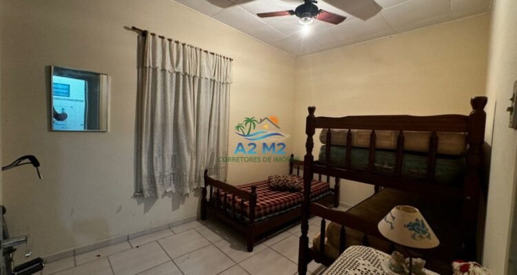 Casa na Praia – 02 lotes – 03 dormitórios – Quintal Grande – 01 quadra da Praia da Cocanha