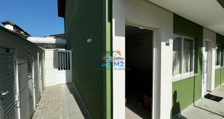 Casa em Condomínio Fechado com piscina a 450 metros da Praia do Capricórnio – 02 suítes