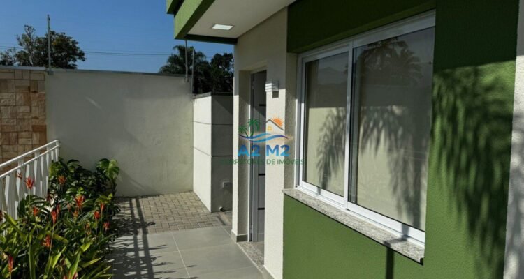 Casa em Condomínio Fechado com piscina a 450 metros da Praia do Capricórnio – 02 suítes