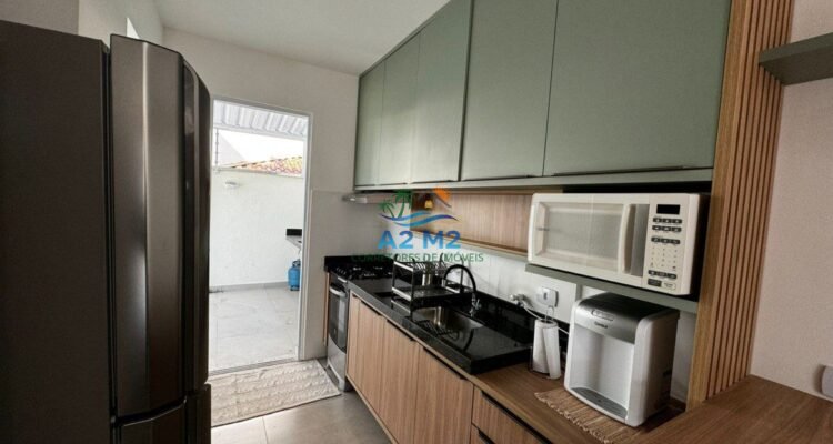 Casa em Condomínio Fechado com piscina a 450 metros da Praia do Capricórnio – 02 suítes