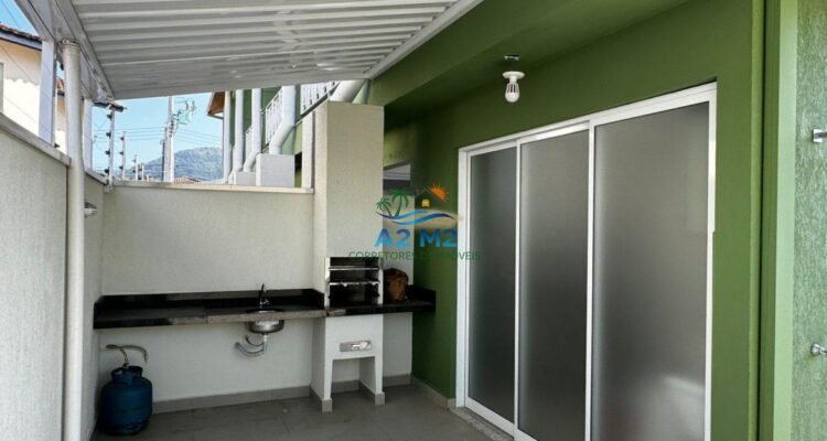 Casa em Condomínio Fechado com piscina a 450 metros da Praia do Capricórnio – 02 suítes