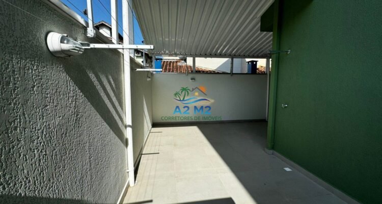 Casa em Condomínio Fechado com piscina a 450 metros da Praia do Capricórnio – 02 suítes