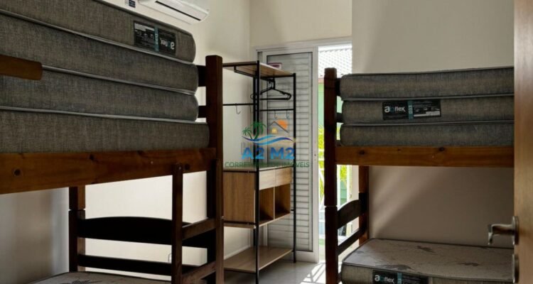 Casa em Condomínio Fechado com piscina a 450 metros da Praia do Capricórnio – 02 suítes