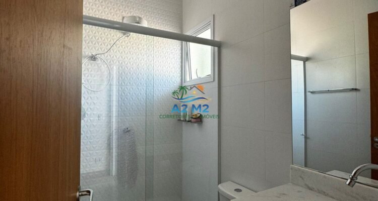 Casa em Condomínio Fechado com piscina a 450 metros da Praia do Capricórnio – 02 suítes