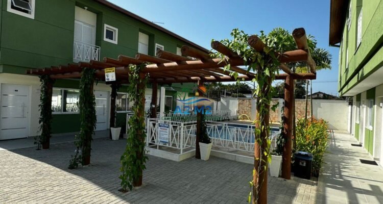 Casa em Condomínio Fechado com piscina a 450 metros da Praia do Capricórnio – 02 suítes