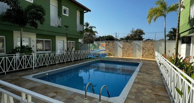 Casa em Condomínio Fechado com piscina a 450 metros da Praia do Capricórnio – 02 suítes