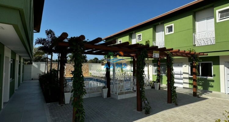 Casa em Condomínio Fechado com piscina a 450 metros da Praia do Capricórnio – 02 suítes