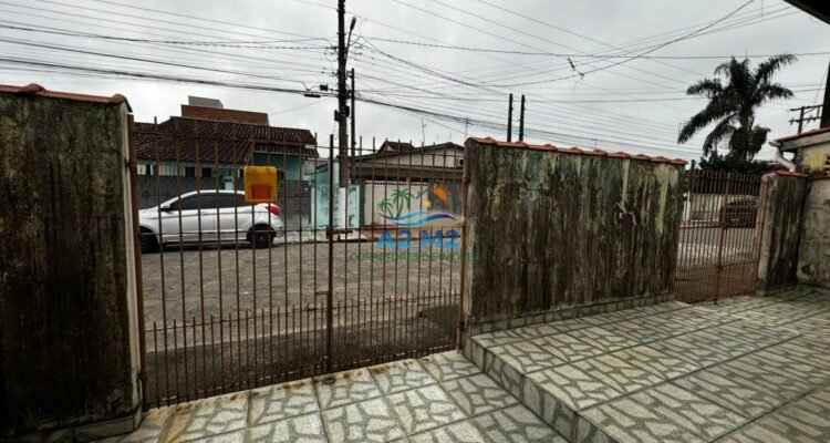 Casa Térrea com 03 Dormitórios – Poiares Rua Prudente de Moraes