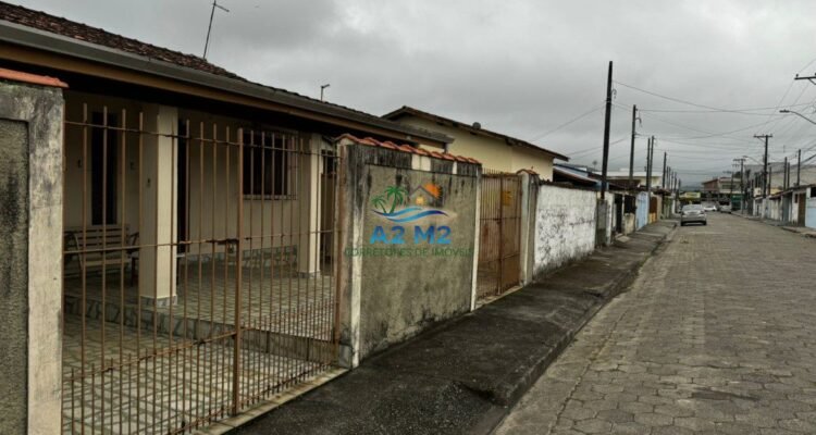 Casa Térrea com 03 Dormitórios – Poiares Rua Prudente de Moraes