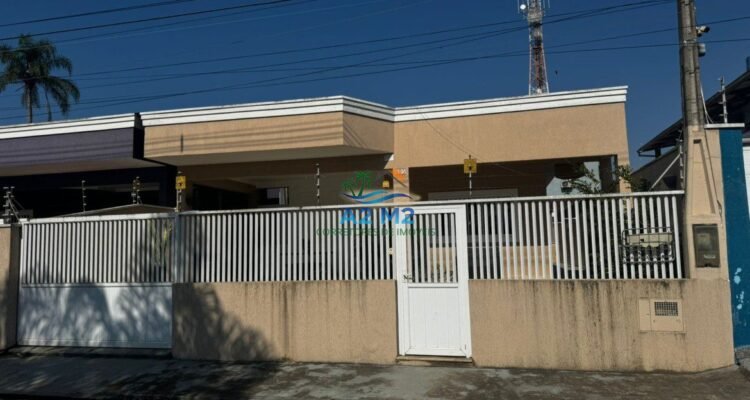 CASA TÉRREA COM 03 DORMITÓRIOS (01 SUÍTE) – 200 metros da PRAIA de MASSAGUAÇU