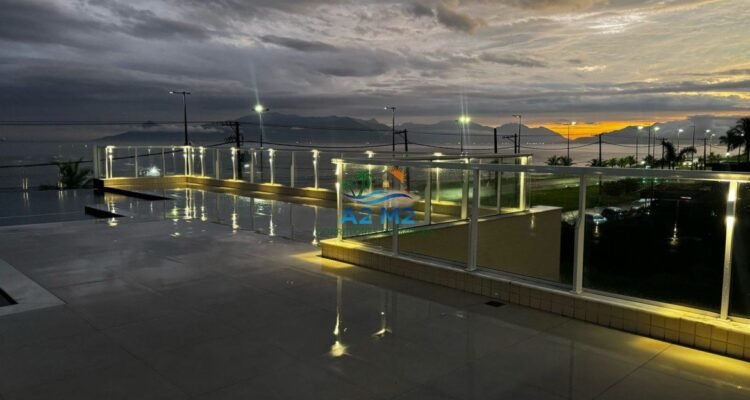LOCAÇÃO – Apto Vista Mar, 03 dorms (01 suíte), 02 vagas, mobiliado – Piscina elevada c/ borda Infinita
