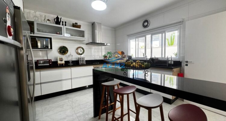 Espetacular casa de alto padrão em condomínio fechado frente à praia de Massaguaçu – Caraguatatuba (SP)