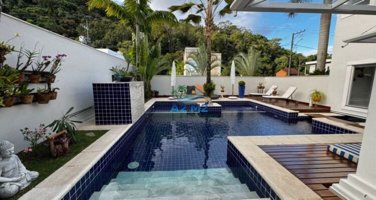 Espetacular casa de alto padrão em condomínio fechado frente à praia de Massaguaçu – Caraguatatuba (SP)