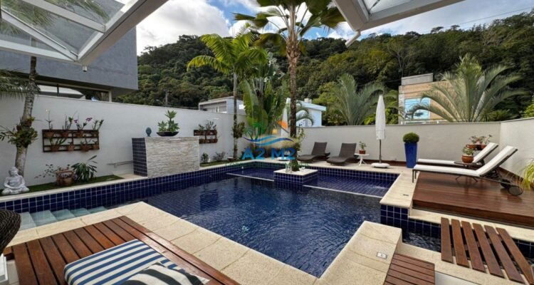 Espetacular casa de alto padrão em condomínio fechado frente à praia de Massaguaçu – Caraguatatuba (SP)