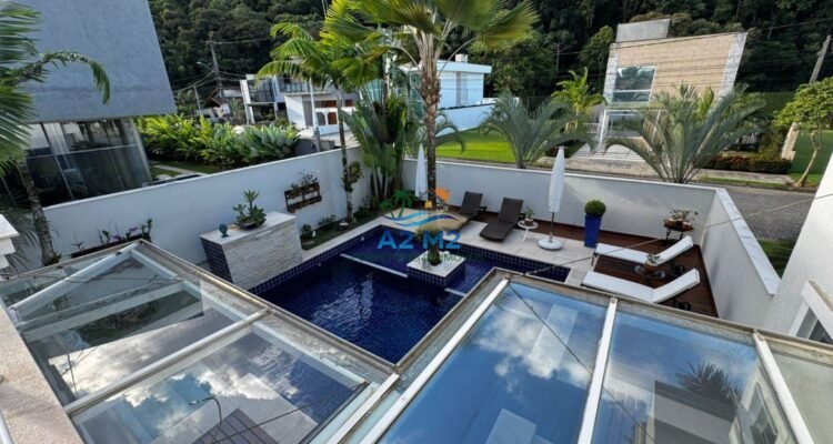 Espetacular casa de alto padrão em condomínio fechado frente à praia de Massaguaçu – Caraguatatuba (SP)