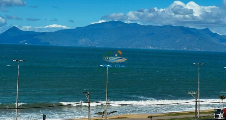 LOCAÇÃO – Apto Vista Mar, 03 dorms (01 suíte), 02 vagas, mobiliado – Piscina elevada c/ borda Infinita