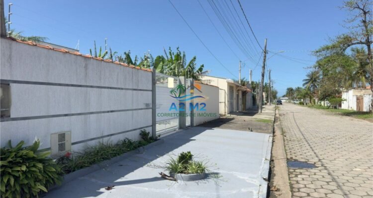 Venda – Casa Térrea com Piscina e Área Gourmet a 850 metros da praia apenas – Massaguaçu / Caraguatatuba