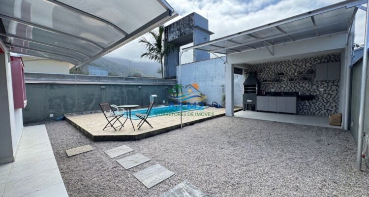 Venda – Casa Térrea com Piscina e Área Gourmet a 850 metros da praia apenas – Massaguaçu / Caraguatatuba