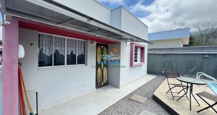 Venda – Casa Térrea com Piscina e Área Gourmet a 850 metros da praia apenas – Massaguaçu / Caraguatatuba