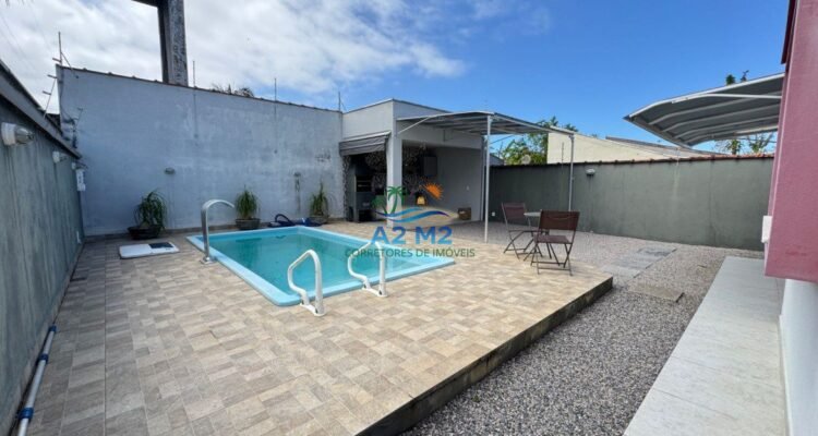 Venda – Casa Térrea com Piscina e Área Gourmet a 850 metros da praia apenas – Massaguaçu / Caraguatatuba