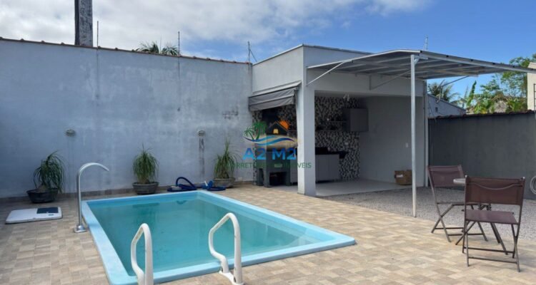 Venda – Casa Térrea com Piscina e Área Gourmet a 850 metros da praia apenas – Massaguaçu / Caraguatatuba