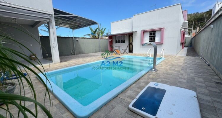 Venda – Casa Térrea com Piscina e Área Gourmet a 850 metros da praia apenas – Massaguaçu / Caraguatatuba