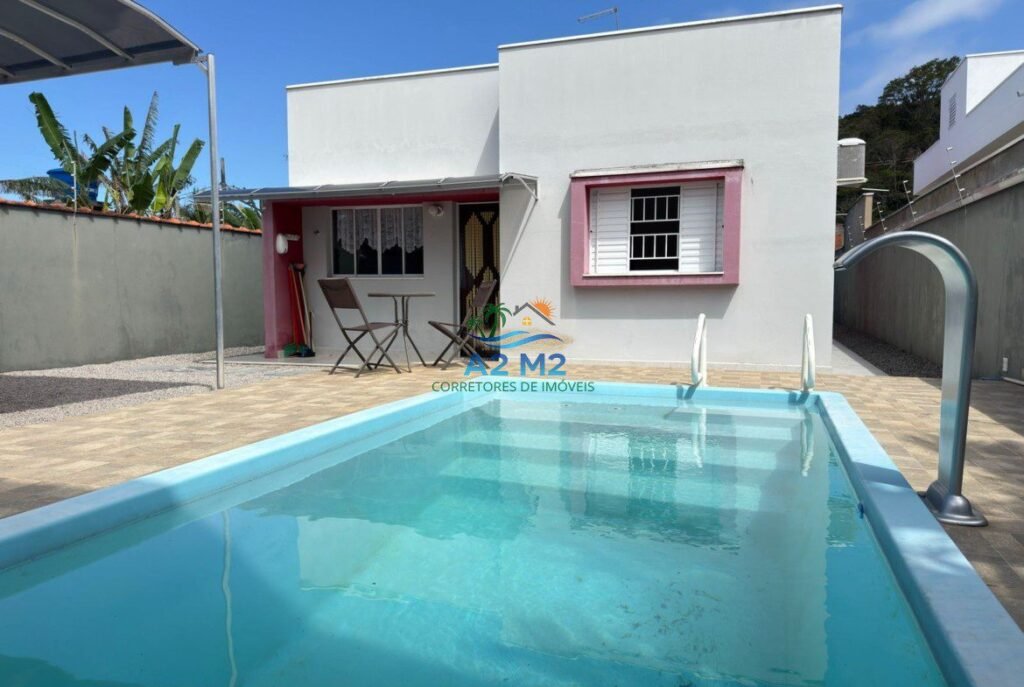 Venda – Casa Térrea com Piscina e Área Gourmet a 850 metros da praia apenas – Massaguaçu / Caraguatatuba