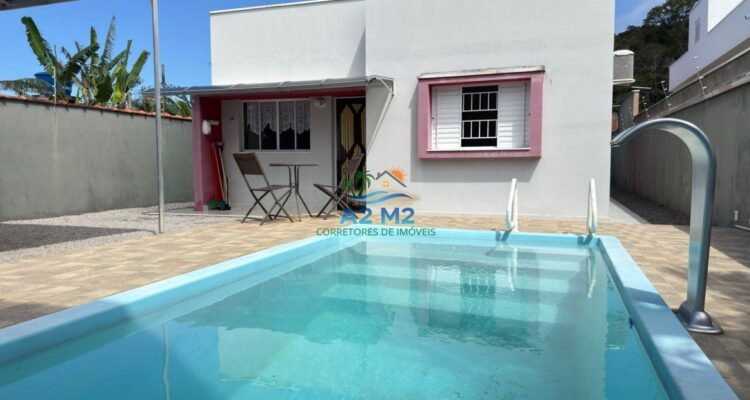 Venda – Casa Térrea com Piscina e Área Gourmet a 850 metros da praia apenas – Massaguaçu / Caraguatatuba