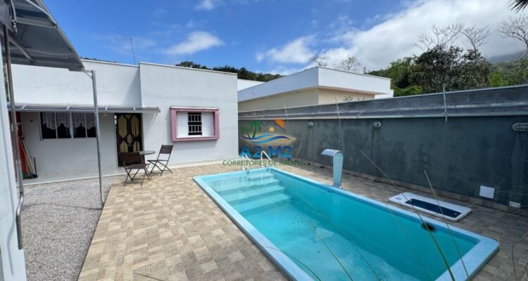 Venda – Casa Térrea com Piscina e Área Gourmet a 850 metros da praia apenas – Massaguaçu / Caraguatatuba