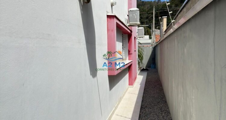 Venda – Casa Térrea com Piscina e Área Gourmet a 850 metros da praia apenas – Massaguaçu / Caraguatatuba