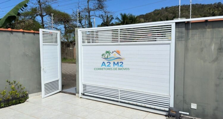 Venda – Casa Térrea com Piscina e Área Gourmet a 850 metros da praia apenas – Massaguaçu / Caraguatatuba