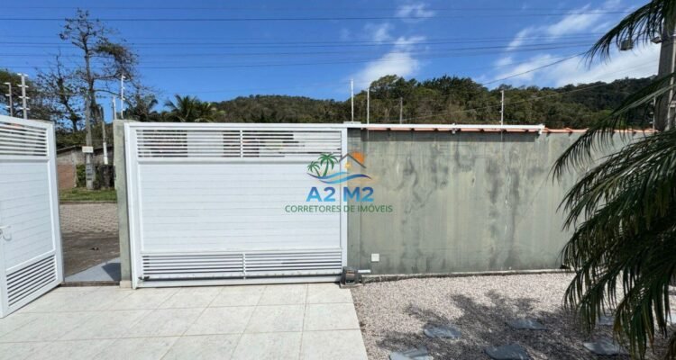Venda – Casa Térrea com Piscina e Área Gourmet a 850 metros da praia apenas – Massaguaçu / Caraguatatuba