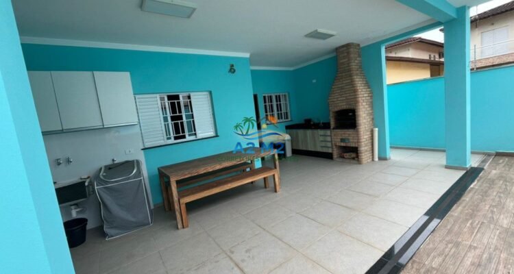 Excelente Casa Térrea com 03 dormitórios com Piscina e Área Gourmet com Churrasqueira – A 500m da Praia de Massaguaçu!