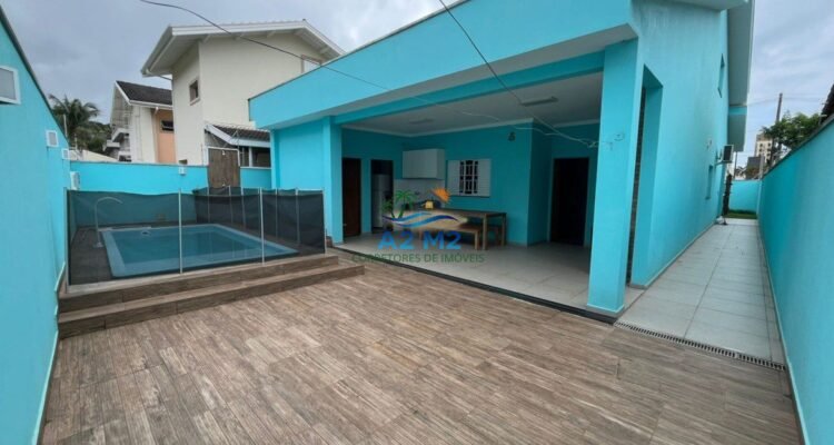 Excelente Casa Térrea com 03 dormitórios com Piscina e Área Gourmet com Churrasqueira – A 500m da Praia de Massaguaçu!